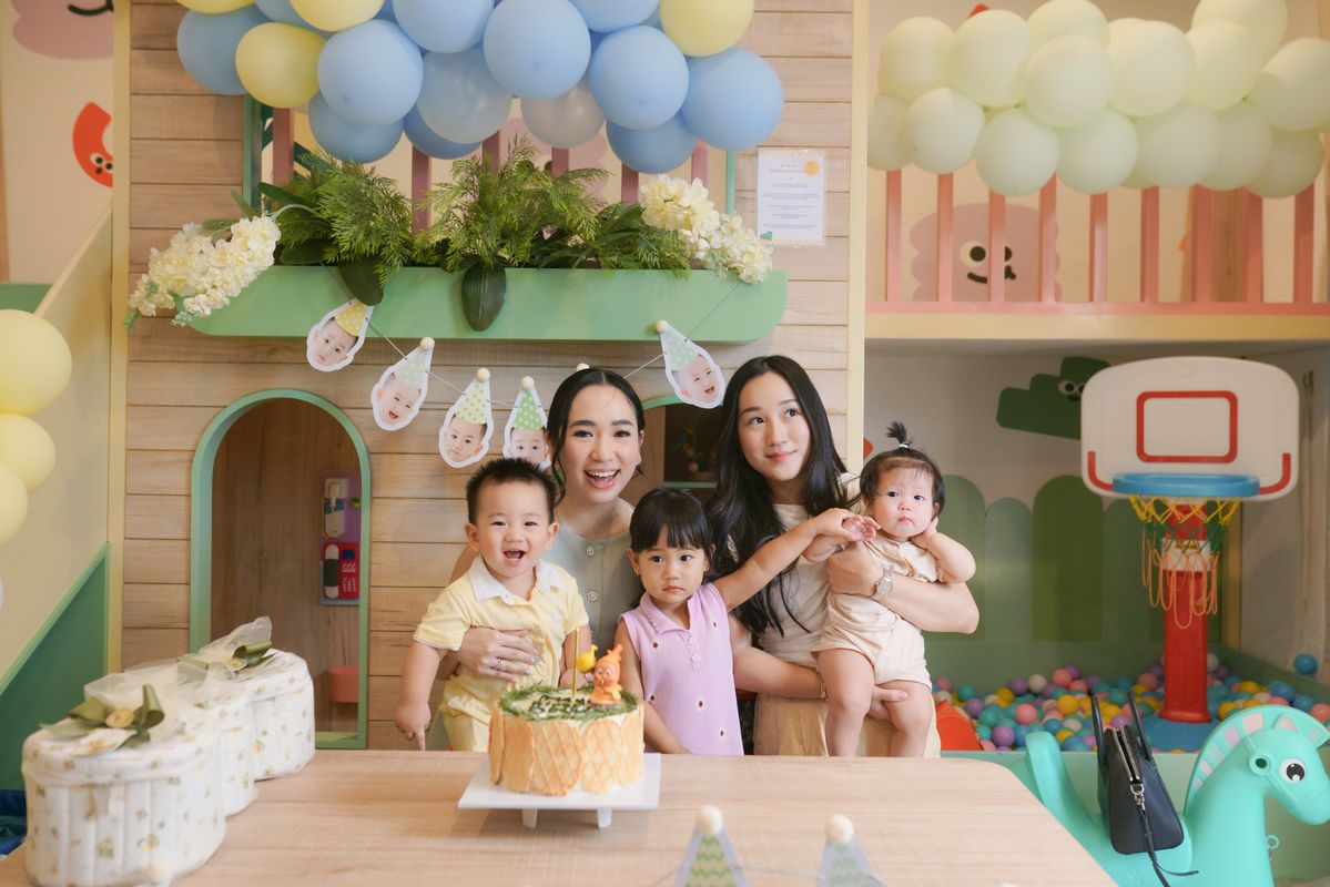1歳の誕生日を祝う家族