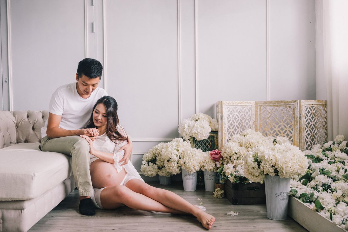 家族写真の出張撮影を楽しむ夫婦